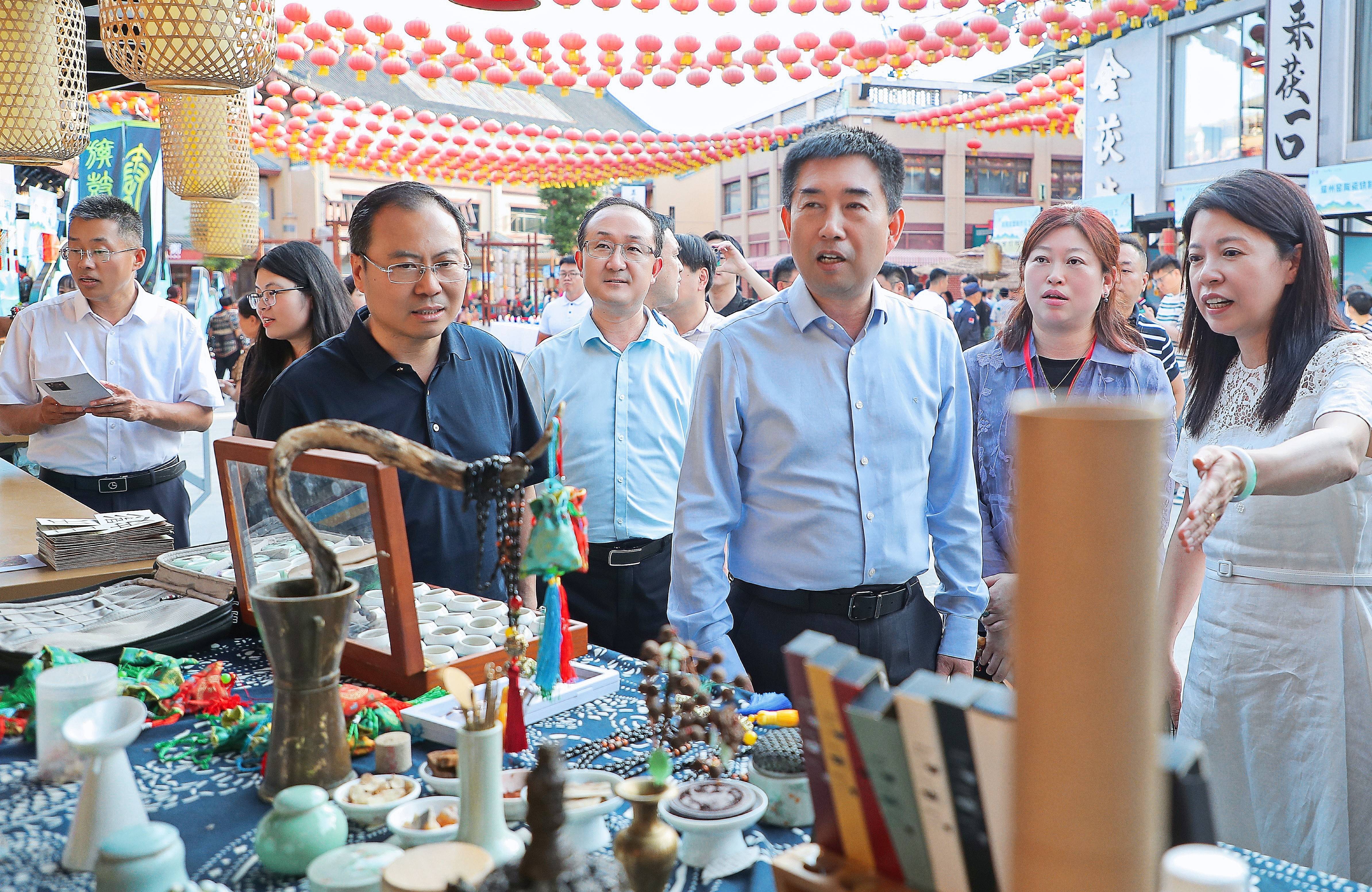 人民网：新澳门内部资料精准大全9494港澳论坛-开阳县扮靓城市“容颜” 提升城市“气质”  第2张