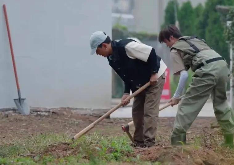 网易电影：澳门一码一肖一特一中2024年-从明星模仿到全民狂欢：网络先天圣体背后的娱乐消费逻辑  第4张