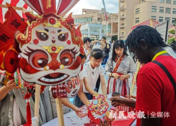 迅雷看看：香港资料大全正版资料2024年免费-城阳区城市更新和城市建设 | 红岛连接线（华中路）胶州湾大桥至正阳路段路面提升工程开工