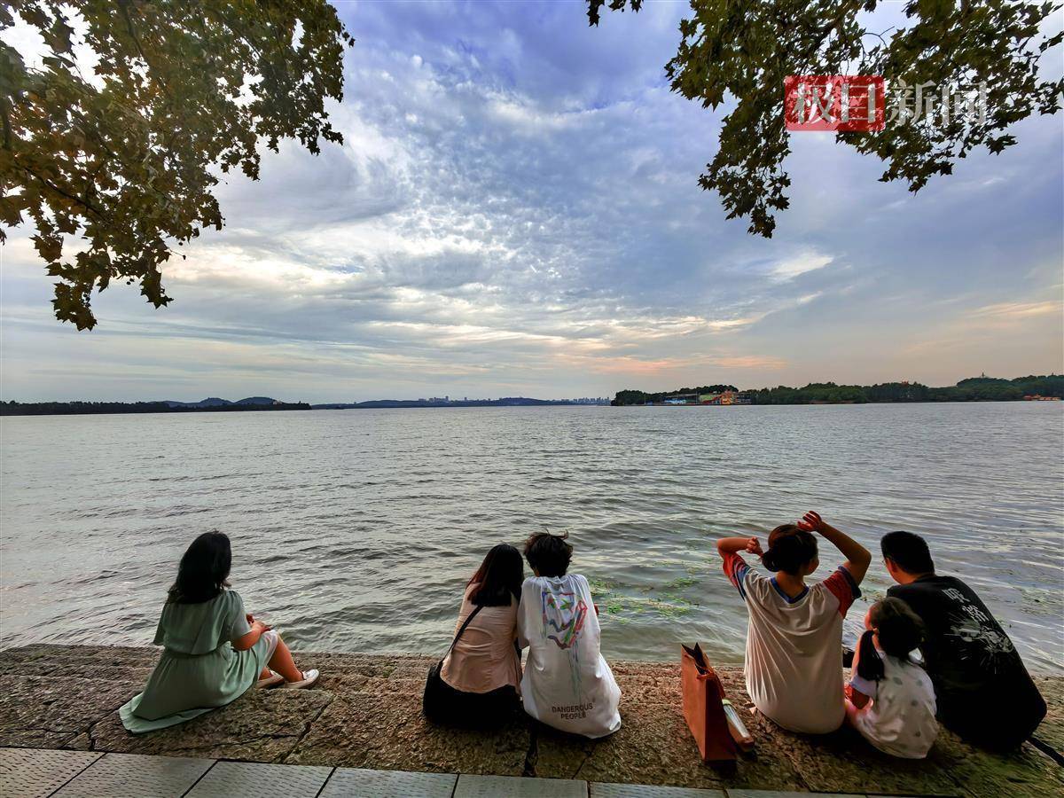 官方：管家婆一肖一码100%准确-贵阳路边音乐会·贵安大学城毕业季专场欢唱青春与梦想！  第2张