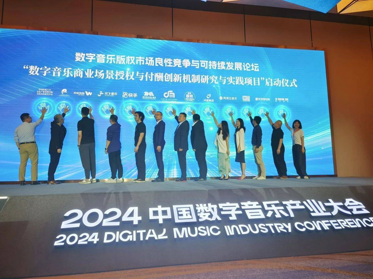 贴吧：澳门一码一肖一特一中2024-关智斌“时光机”音乐会北京站开唱 全场大合唱《死性不改》