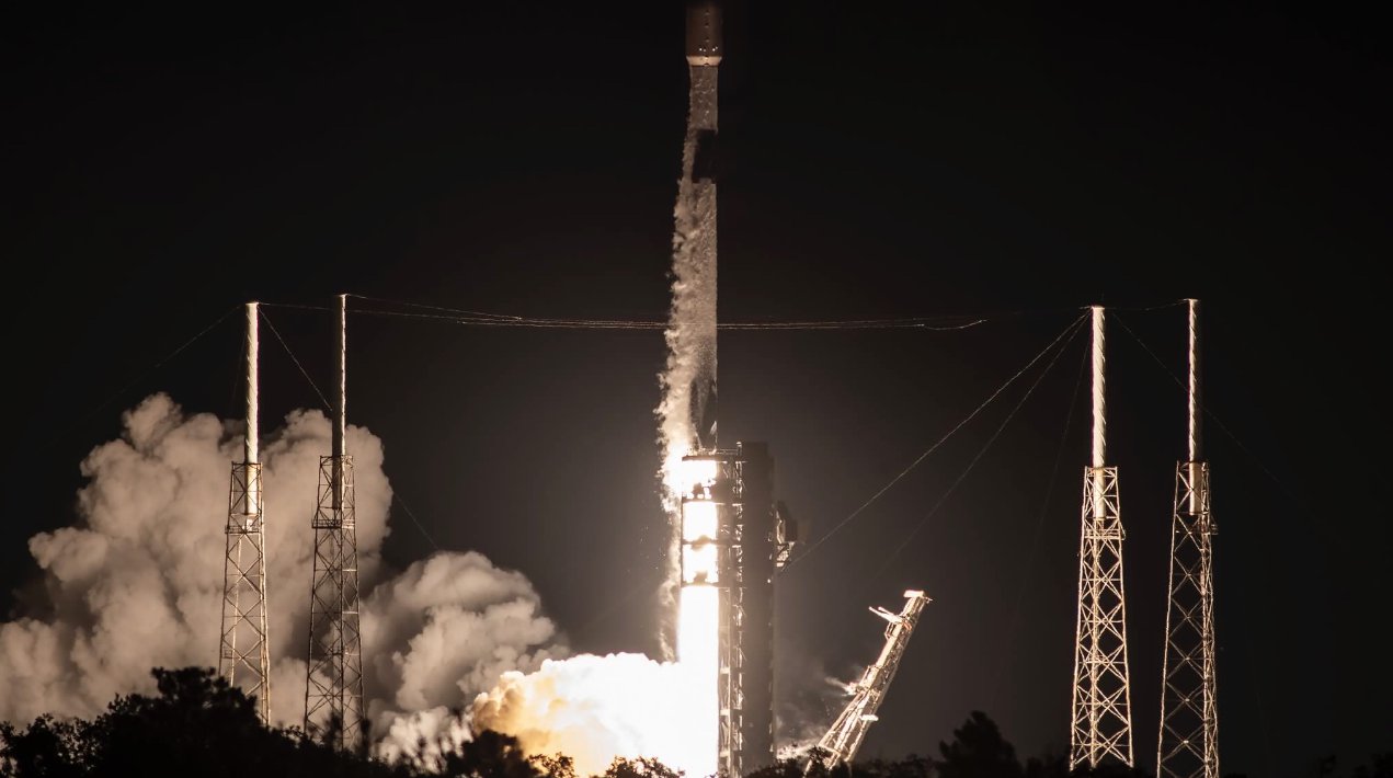 SpaceX猎鹰9号实现第300次着陆回收 再发22颗星链卫星  第1张