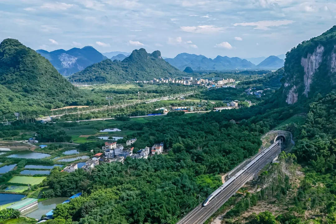 今日起，全国铁路实行新的列车运行图  第7张